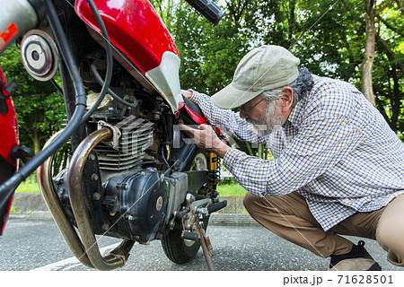 バイクライフ　バイクを整備するシニアライダー 71628501