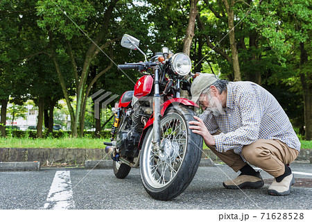 バイクライフ　バイクを整備するシニアライダー 71628528