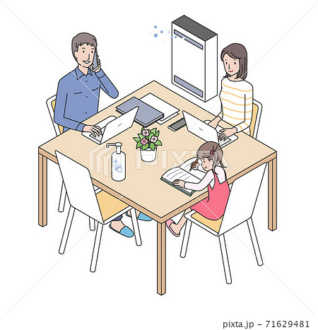子どものそばでテレワークをする夫婦 子どものそばでテレワークをする夫婦 71629481