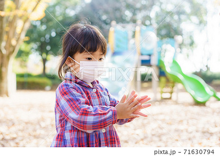 アルコール消毒する子ども 71630794