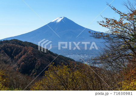 晩秋の御坂峠から望む富士山 山梨県富士河口湖町 晩秋の御坂峠から望む富士山 山梨県富士河口湖町 71630981