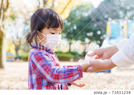 アルコール消毒する子ども 71631238