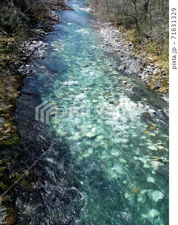 春の北海道 十勝地方 日高山脈から流れ出す清冽な渓流の写真素材