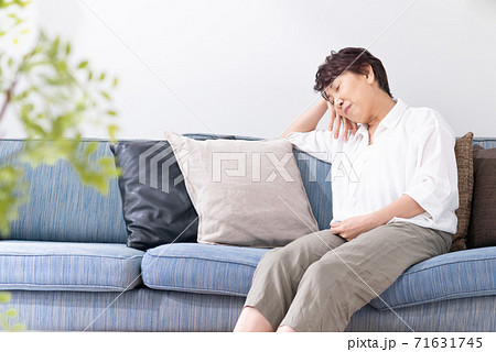 疲れている女性 疲れている女性 71631745