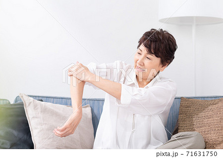 肘の痛みに悩む女性 肘の痛みに悩む女性 71631750