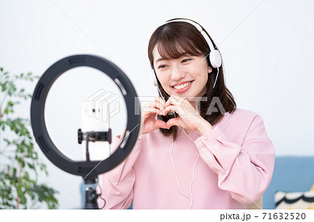 ユーチューバー　YouTubeで配信をする若い女性 71632520