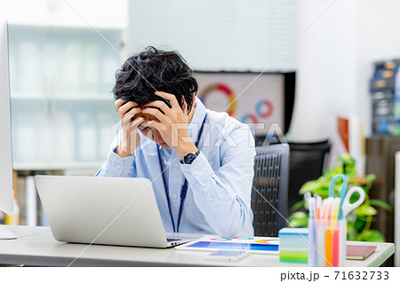 男性　ビジネス　ネガティブ 71632733