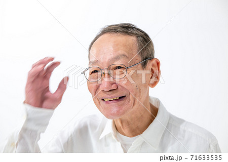 照れるシニア男性　ポートレート 71633535