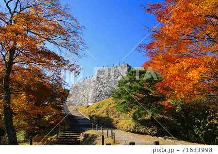秋の霞ヶ城公園・天守台（福島県・二本松市） 71633998