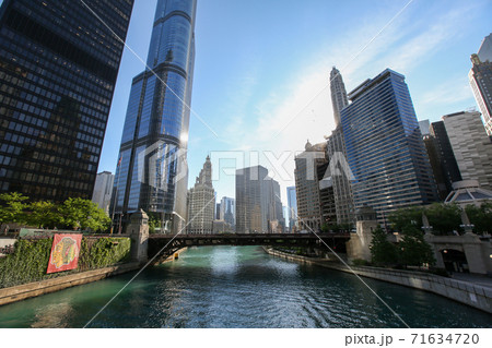 アメリカ合衆国 イリノイ州 シカゴ ダウンタウン トランプタワーの写真素材 アメリカ合衆国 イリノイ州 シカゴ ダウンタウン トランプタワーの写真素材
