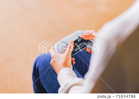 ゲーム　コントローラで遊ぶティーンエイジャー　【eスポーツ】 71634788