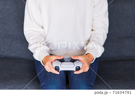 ゲーム　コントローラで遊ぶティーンエイジャー　【eスポーツ】 71634791