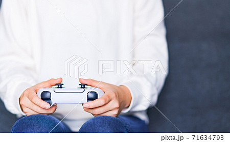 ゲーム コントローラで遊ぶティーンエイジャー 【eスポーツ】 ゲーム コントローラで遊ぶティーンエイジャー 【eスポーツ】 71634793