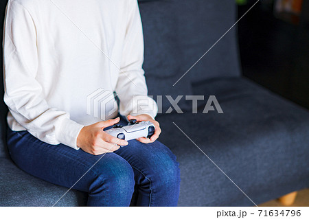 ゲーム　コントローラで遊ぶティーンエイジャー　【eスポーツ】 71634796