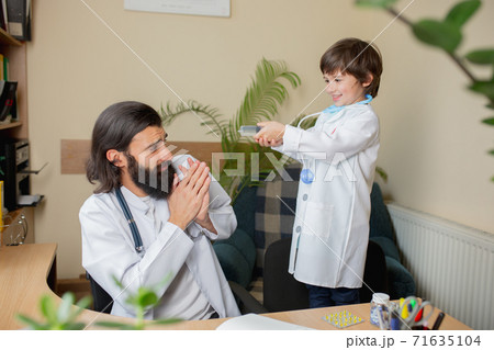 Paediatrician doctor examining a child in comfortabe medical office Paediatrician doctor examining a child in comfortabe medical office 71635104