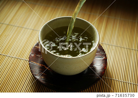 急須から注がれるお茶 71635730
