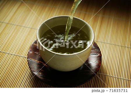 急須から注がれるお茶 71635731
