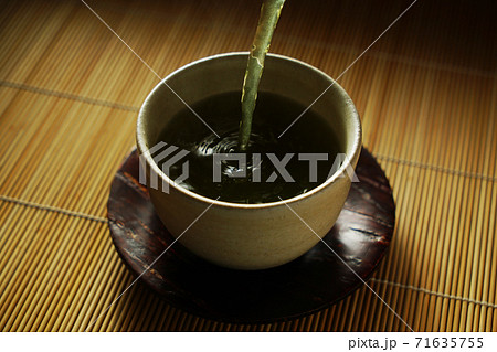 急須から注がれるお茶 急須から注がれるお茶 71635755