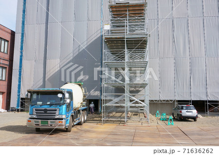 建築現場のミキサー車 建築現場のミキサー車 71636262