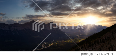 Panoramic View of Canadian Rocky Mountain Landscape Panoramic View of Canadian Rocky Mountain Landscape 71637914