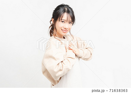 胸に手を当てる若い女性 71638363