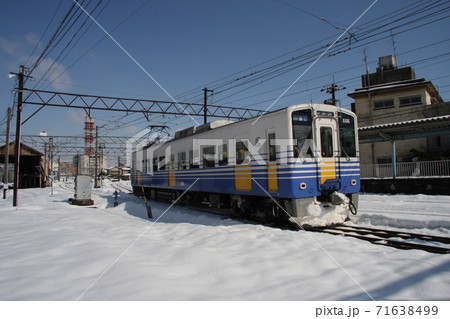 雪の積もった駅構内を進む、冬のえちぜん鉄道 71638499