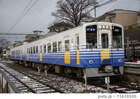 冬の三国港駅に停車中の、えちぜん鉄道の車両 71638500