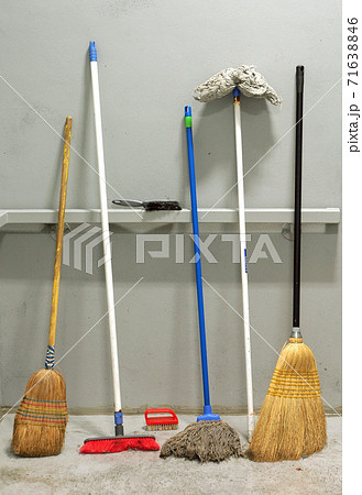 brooms 71638846