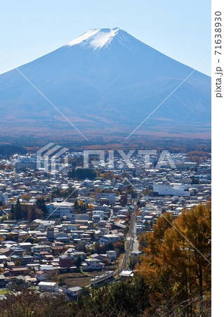 山梨県 富士急行線と富士山 富士吉田 山梨県 富士急行線と富士山 富士吉田 71638930