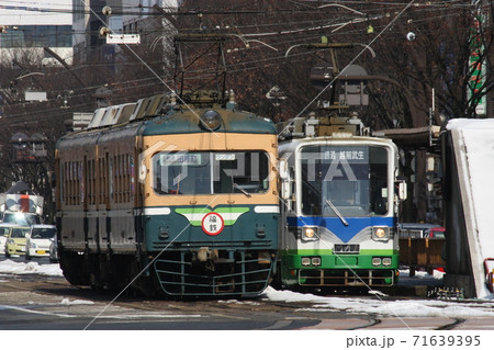 福井市内を走る、福井鉄道の200形と880形の並び 福井市内を走る、福井鉄道の200形と880形の並び 71639395