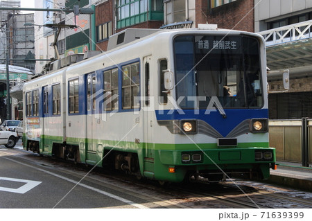 福井市内の繁華街を走る、福井鉄道の880形車両 71639399