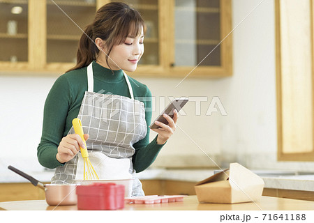 Valentine's Day Women Taking Homemade Chocolate Valentine's Day Women Taking Homemade Chocolate 71641188