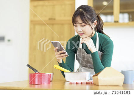 Valentine's Day Women Taking Homemade Chocolate Valentine's Day Women Taking Homemade Chocolate 71641191