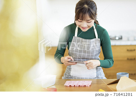 Valentine's Day Women Taking Homemade Chocolate Valentine's Day Women Taking Homemade Chocolate 71641201
