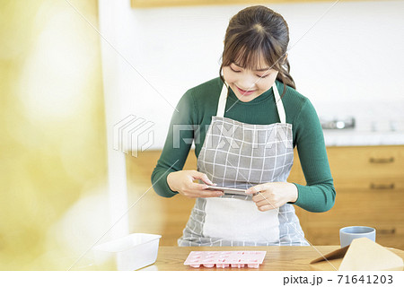 Valentine's Day Women Taking Homemade Chocolate Valentine's Day Women Taking Homemade Chocolate 71641203