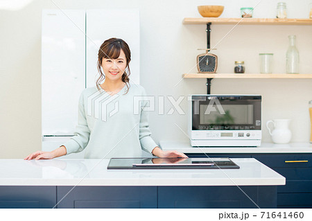 キッチンの若い女性 キッチンの若い女性 71641460