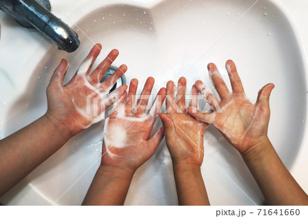 手 洗浄 洗い 71641660