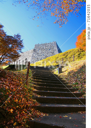 秋の霞ヶ城公園・天守台（福島県・二本松市） 71642035