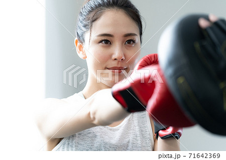 ボクササイズをする若い女性 ボクササイズをする若い女性 71642369