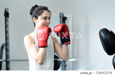 ボクササイズをする若い女性 71642370