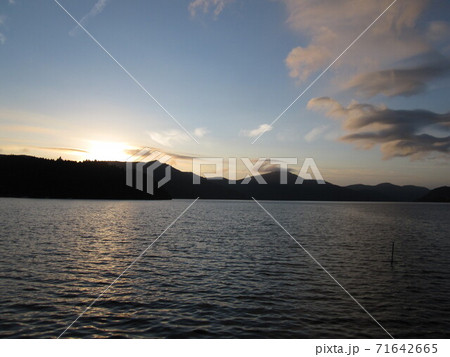 芦ノ湖の水面を照らす 芦ノ湖の水面を照らす 71642665