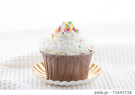 生クリームカップケーキの写真素材