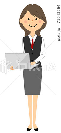 PCを持つ制服姿の女性  71643564