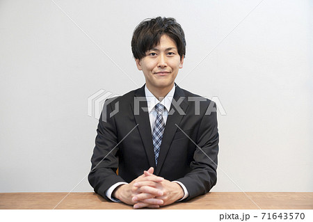 スーツ姿の若い男性 スーツ姿の若い男性 71643570