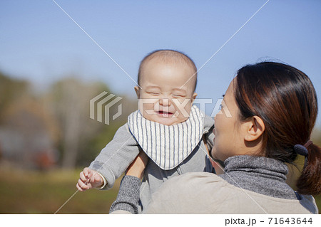 休日の家族 71643644