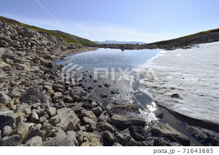 白雲岳避難小屋付近の沼(北海道・大雪山) 白雲岳避難小屋付近の沼(北海道・大雪山) 71643685