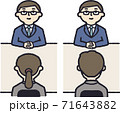 スーツの男性が若い男性、女性それぞれとデスクを挟んで面接している様子 71643882