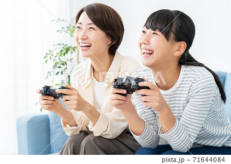 親子 家族 ファミリー 母親 お母さん 娘 親子 家族 ファミリー 母親 お母さん 娘 71644084