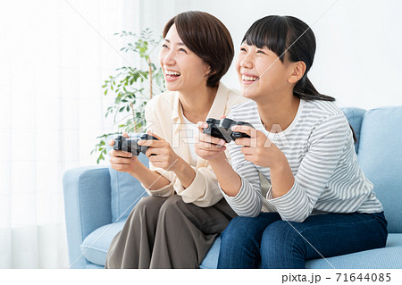 親子 家族 ファミリー 母親 お母さん 娘 親子 家族 ファミリー 母親 お母さん 娘 71644085