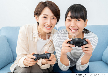親子 家族 ファミリー 母親 お母さん 娘 親子 家族 ファミリー 母親 お母さん 娘 71644086